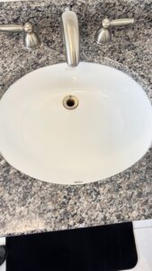 Sink after deep cleaning – sparkling and hygienic