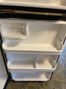 Refrigerator shelves after cleaning – sparkling clean and ready for use